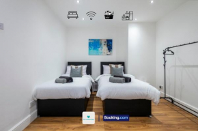 Serviced Accommodation London,4 Bed House,Sleeps 7 on 4 or 7 Beds,4 Car Driveway,WiFi,The London Stay Short Let Heathrow,Long Term Stays Welcome